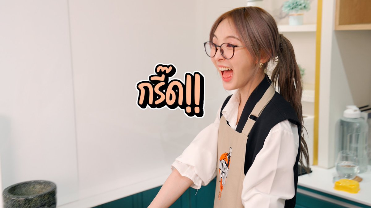 MyChannel001's tweet image. ซนตั้งแต่เชฟ ทีมงาน ยันตากล้อง
โอ๊ยหนูลูก ส่งยาพาราให้ใครดีคะ ? 🤣😝
#เน่ฉามขวบของทีมงาน 🫶🏻

มีใครรอตัวเต็มอยู่บ้างน้าา 🤔 

📌 วันจันทร์นี้ เวลา 18.00 น. 
 Youtube : MY Channel Official ✨ 

#เชฟป้อมxเนเน่ #เนเน่พรนับพัน #nenevader #อะตอม #เชฟป้อม #KitchenPom #MyChannelOfficial