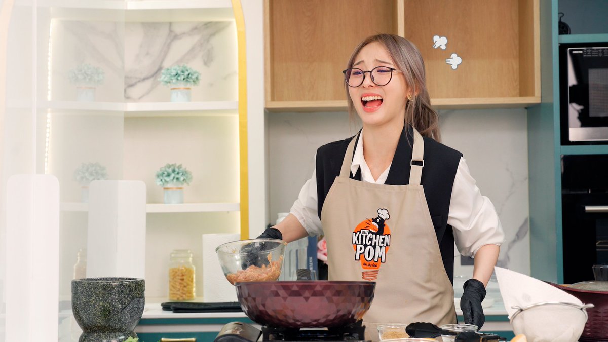 MyChannel001's tweet image. ซนตั้งแต่เชฟ ทีมงาน ยันตากล้อง
โอ๊ยหนูลูก ส่งยาพาราให้ใครดีคะ ? 🤣😝
#เน่ฉามขวบของทีมงาน 🫶🏻

มีใครรอตัวเต็มอยู่บ้างน้าา 🤔 

📌 วันจันทร์นี้ เวลา 18.00 น. 
 Youtube : MY Channel Official ✨ 

#เชฟป้อมxเนเน่ #เนเน่พรนับพัน #nenevader #อะตอม #เชฟป้อม #KitchenPom #MyChannelOfficial