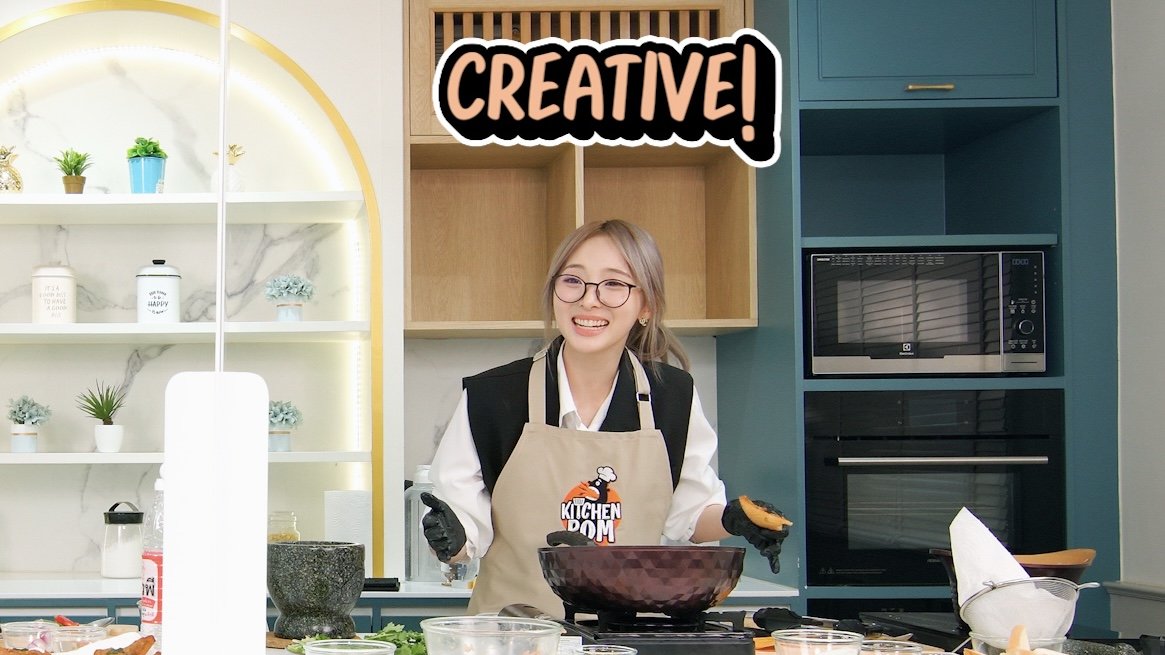 MyChannel001's tweet image. ซนตั้งแต่เชฟ ทีมงาน ยันตากล้อง
โอ๊ยหนูลูก ส่งยาพาราให้ใครดีคะ ? 🤣😝
#เน่ฉามขวบของทีมงาน 🫶🏻

มีใครรอตัวเต็มอยู่บ้างน้าา 🤔 

📌 วันจันทร์นี้ เวลา 18.00 น. 
 Youtube : MY Channel Official ✨ 

#เชฟป้อมxเนเน่ #เนเน่พรนับพัน #nenevader #อะตอม #เชฟป้อม #KitchenPom #MyChannelOfficial