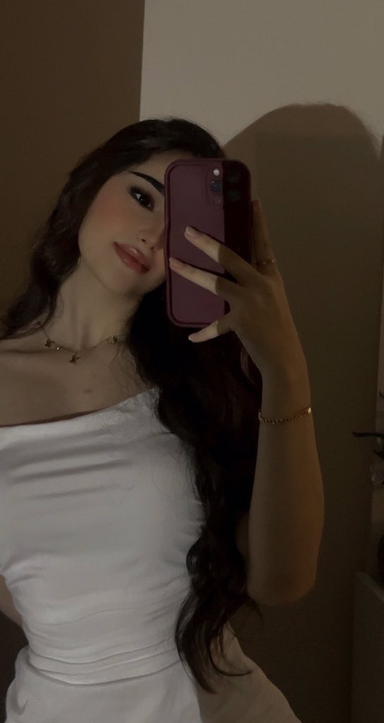 يا خمري الغي مجنون الهوى لا سكرك
اللذه اللي تفقّد ، يشتهي . . . لبّها

كيف اختلي بك عن العالم وآقبل ثغرك
وأروى من الشفتين التووت ، و آحبّها

واميل بشويش لين آشم ريحة نحرك
واشوآقي الدآفيه في حضنك آصبّها

واليا تقطع خجلك ، اللي يزيّن قمرك 
ويلي على النووود لو تهب و آهبها