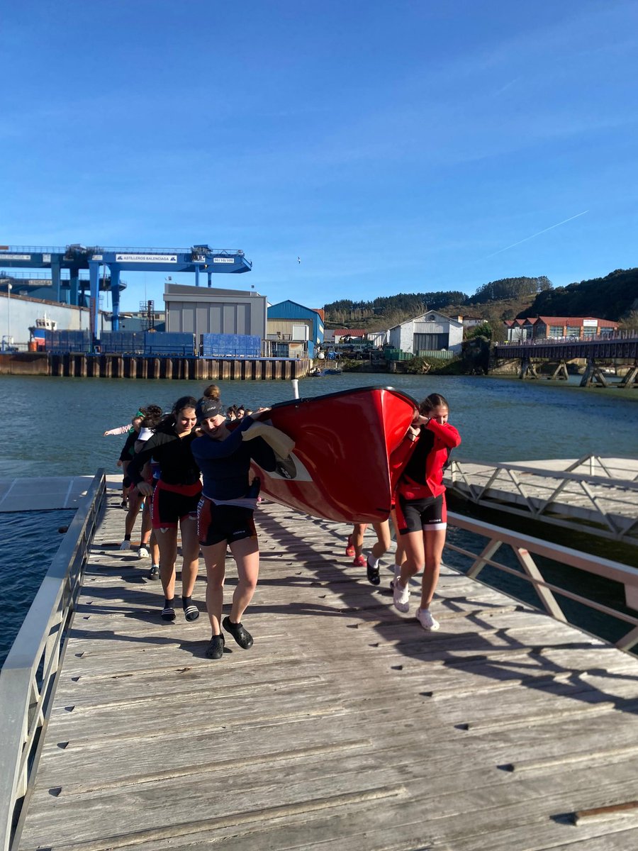🔴🔙 NESKAK ERE BUELTAN DIRA! 🔙🔴

Gaur goizean izan dute denboraldiko lehen uretako entrenamendua 🚣🏻‍♀️

Haize zakarrari aurre eginez hasi dute lehen saioa 🌬️

Dagoenekoz, elkarteko talde guztiak uretan ditugu neguko lanetan murgilduta 🛠️
#TelmoDeun 🔴
#AurreaTaAurrea