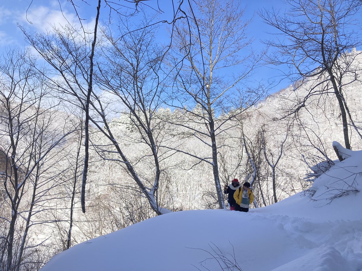 mitsuyosh33's tweet photo. 僕が拠点にしている長野県小谷村の山奥にある真木集落で、12月14-15日に一泊二日の冬の集落ツアーやろうと思います。この時までにどれくらいの雪があるかわからないけれど1時間半〜2時間くらい歩いて茅葺民家に泊まります。写真は去年の冬の風景。興味のある方いたら連絡ください！ https://t.co/raAsTvUJ4U