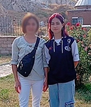 KAYIP ÇOCUK DUYURUSU :((

16 yaşındaki depremzede Hilal Büyüksaraç, dün Van'da kayboldu
En son Selimbey'de Selahaddin Eyyubi Lisesi’nden çıkarken görülmüş.
Ricam fotoğrafa bakalım
Biliyorsunuz Twitter sayesinde çok kişi bulundu
Görenler 112 acil durum hattını arayabilir