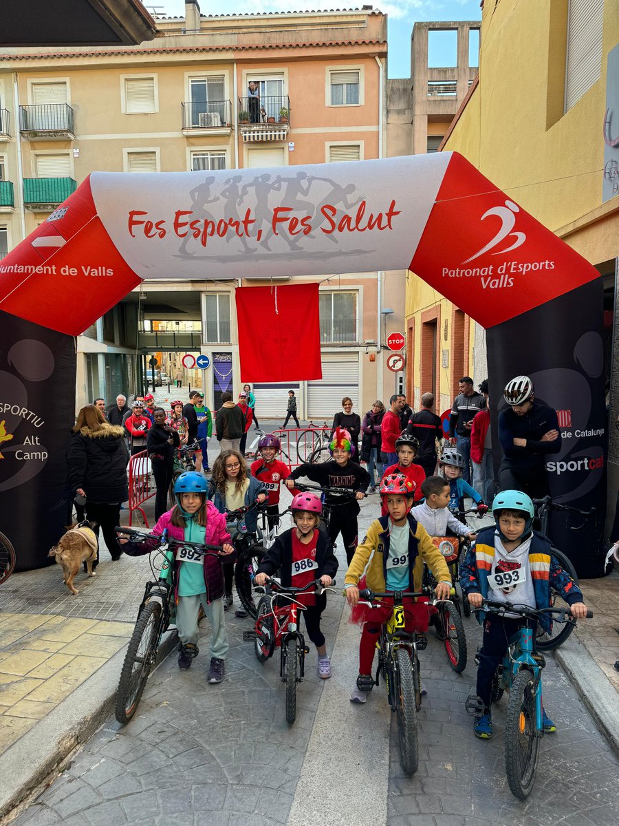 JovesValls's tweet photo. Aquest matí hem celebrat la primera edició de la Cronoescalada “La rampa extra” pel centre històric de Valls. Hem gaudit d’un matí increïble sobre rodes ple de diversió, esport i companyonia. Moltes gràcies a tots els participants per compartir aquesta experiència! https://t.co/Q6867xwTNS