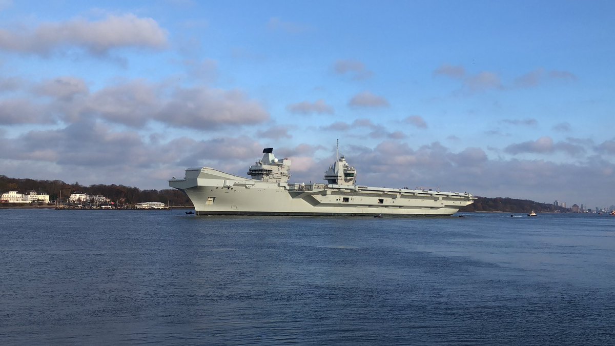 Bevor heute Abend die Macht spielt, erst einmal den britischen Flugzeugträger verabschiedet. #S04
