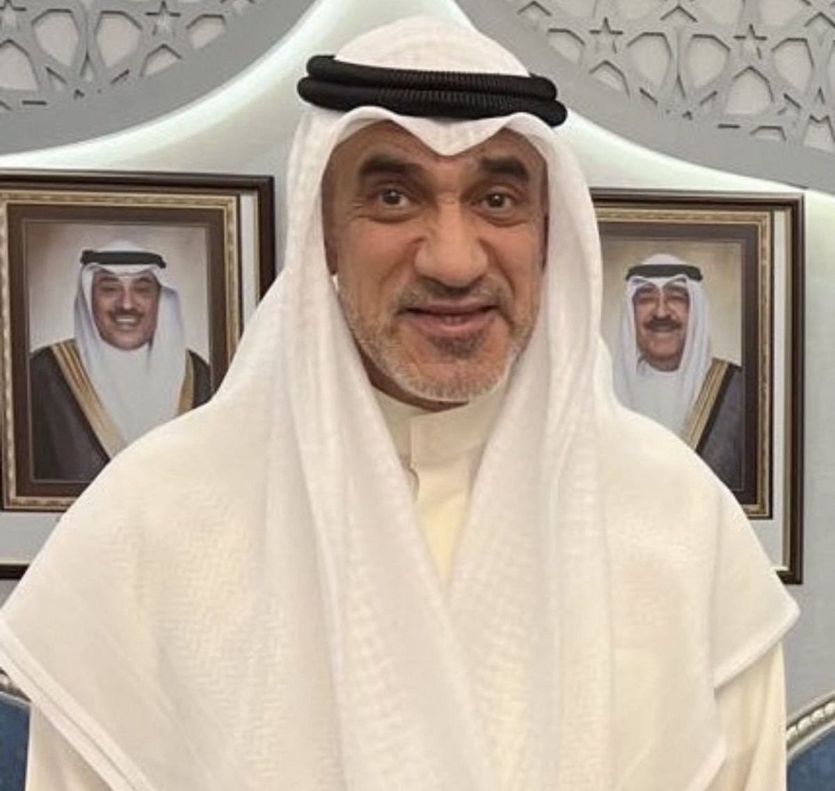الشكر  والامتنان والعرفان  لجهود رئيس مجلس الوزراء بالإنابة وزير الدفاع و وزير الداخلية معالي الشيخ #فهد_اليوسف_الصباح ✌️✌️
تمقلوا بالصورة ✌️✌️الله يحفظه  و يبارك  بعمره وعمله ✌️✌️✌️