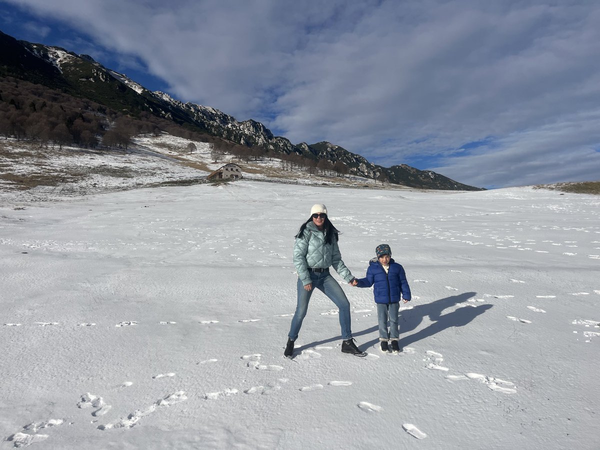 Sararunning's tweet image. E ora giochiamo un po’ sulla neve🤍💙 #mumandson #montebaldo #snowvibes