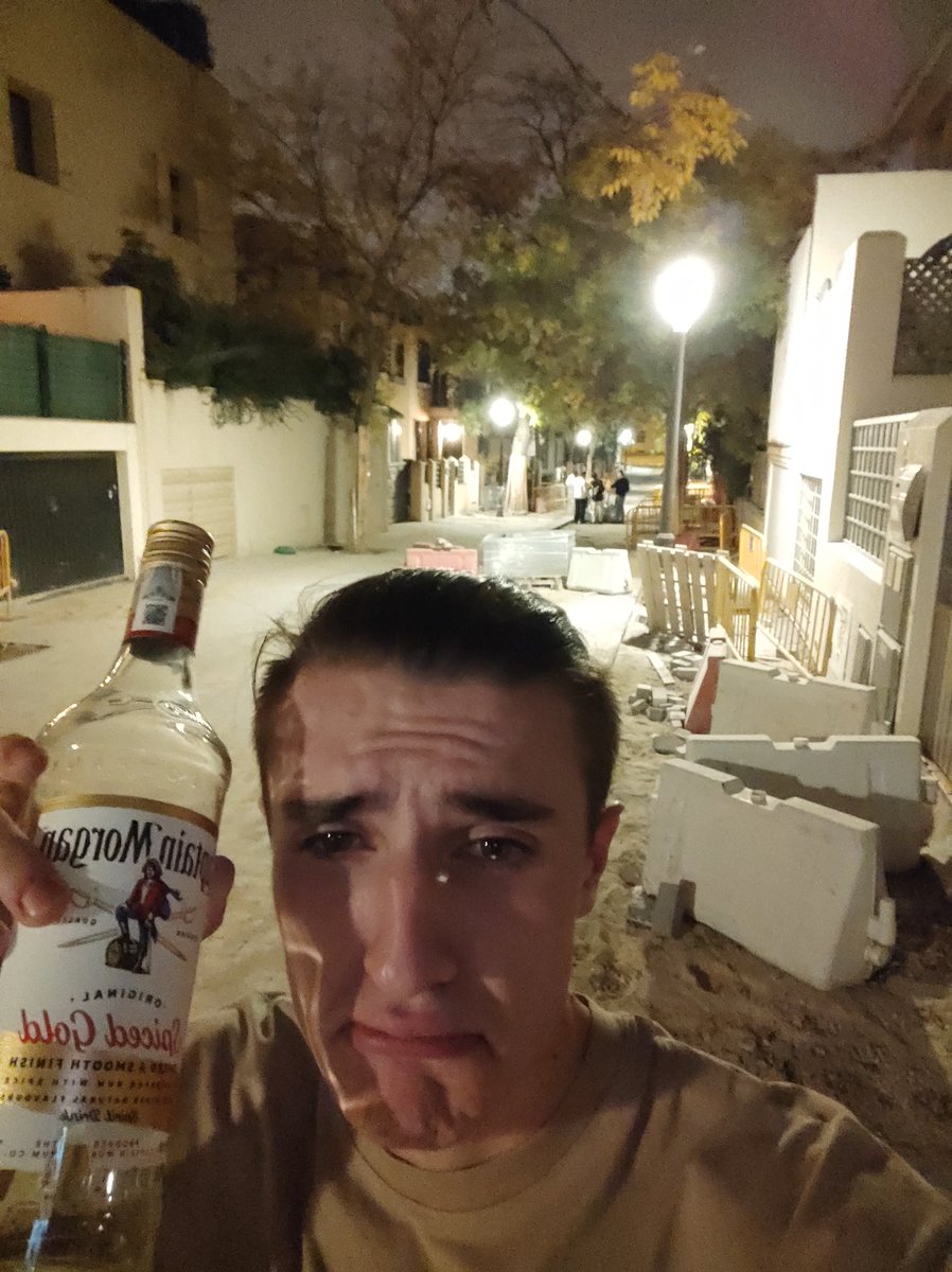 Manking___'s tweet photo. Disfruteria 💫, capitan Morgan carreando en la noche, el dembow es la polla, derrumbada de libros, somos un puto circo🎪 https://t.co/rXiBxNmqP3