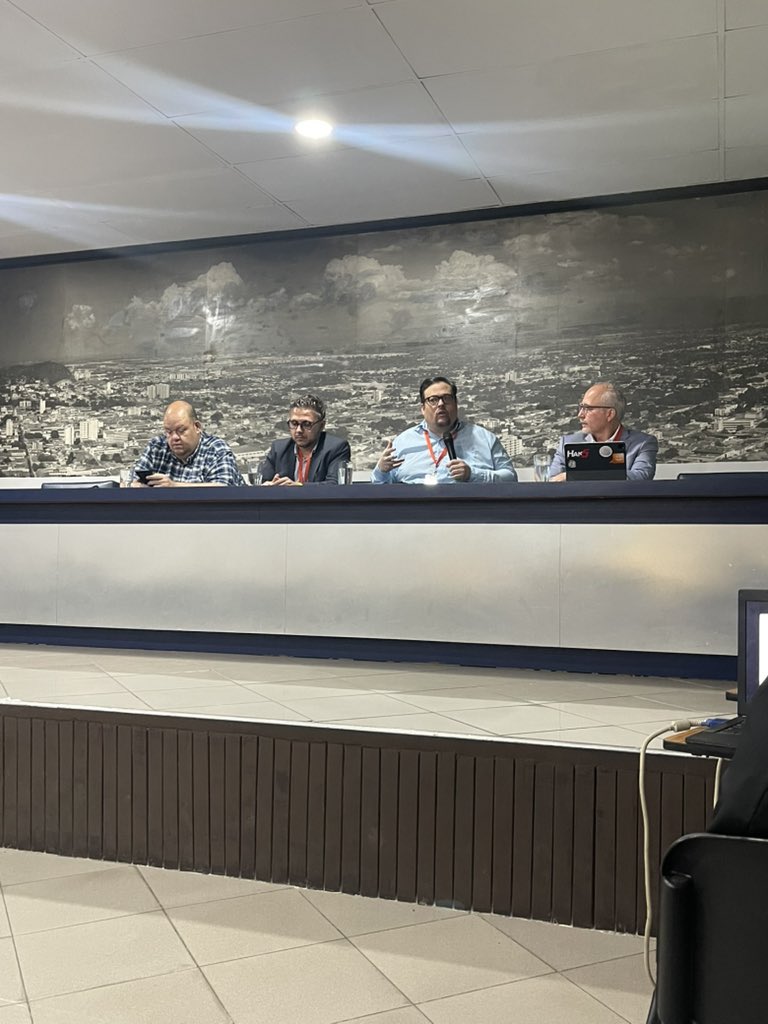 HolaMuney's tweet photo. Ya empezó el #BreakDeNegocios en la @ccv_valencia , escuchando a @fmonroy @felipecontodo y #LuisSandoval @CAVEDATOS hablando de los nuevos medios de pagos https://t.co/qv5JvezSUU