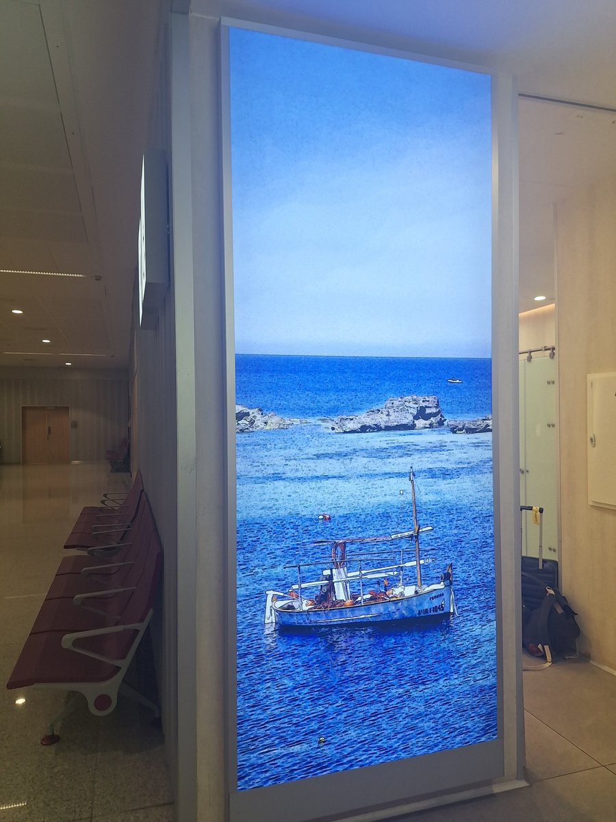 Gracias  <a href="/aena/">Aena</a> por poner una foto bonita de Ibiza, aunque sea en la entrada del WC...