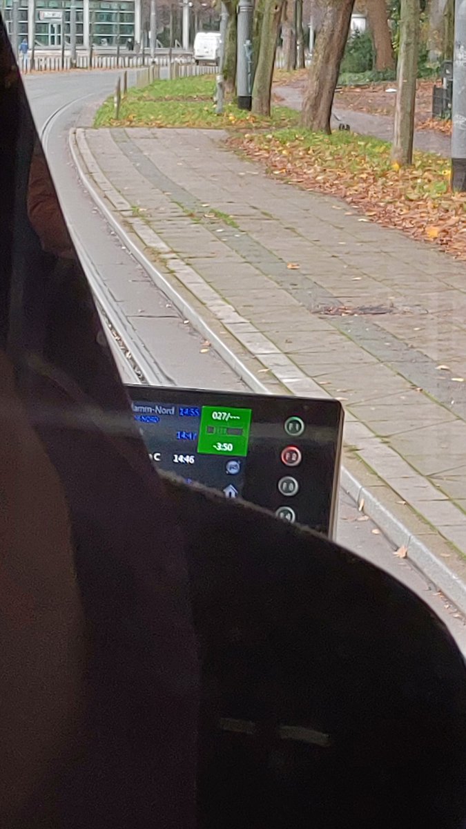 dareeke's tweet photo. @BSAG_Infoticker 
Mit den Verspätungen komm ich ja inzwischen klar, aber wie viel Verfrühung muss man denn bei euch einplanen ? https://t.co/bFGrIOrYy1