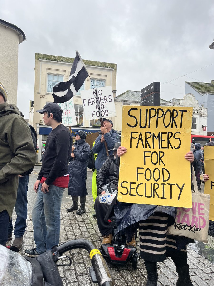 secrettruro's tweet photo. Farmers protest in Truro just now. 
#BackBritishFarming 
#NoFarmersNoFood
#ShopLocal
#LoveYourCommunity https://t.co/pYcGTdWsya