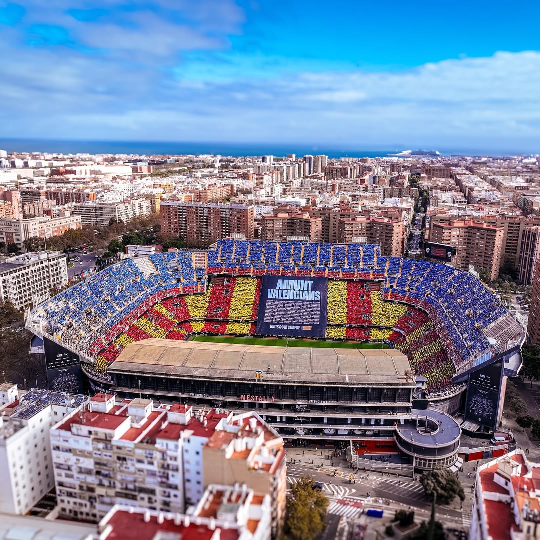 🦇 #ValenciaCF 

❤️‍🩹Imagen que impresiona y emociona. 

🏟️Mestalla desde arriba al completo con ese tifo que ha mostrado en el Homenaje a los afectados por la DANA.