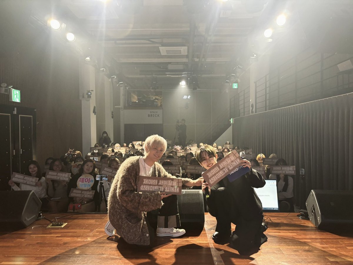 jchang63's tweet image. 드디어 첫 번째 컴백했다!😎
진짜 재밌었어요! 선라이트 함께 해줘서 너무너무 고마워요!☀️💛
이번 쇼케이스는 선라이트랑 태균이랑 MC새온이 형 덕분에 잘할 수 있었어요 
다들 없었으면... 큰일 났다~!

#JayChang #제이창 #ジェイチャン
#Jays_Neighborhood