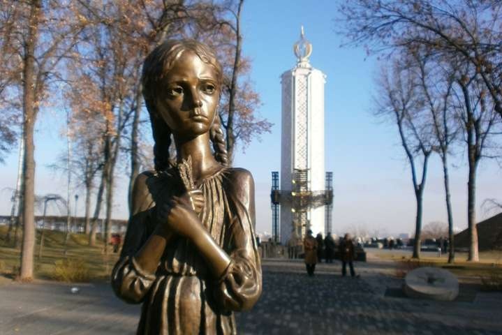 BohuslavskaKate's tweet image. At the entrance to Kyiv&apos;s memorial park, a haunting sculpture depicts a very thin girl with a very sad look and a handful of wheat. Behind her stands a giant Candle of Remembrance of the Holodomor, a man-made famine that killed millions of Ukrainians.

In the aftermath of World…
