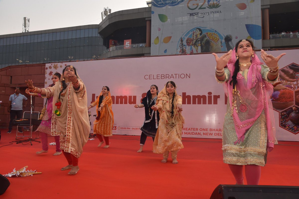 Jktpo_jk's tweet photo. Hon’ble Chief Minister Sh. Omar Abdullah inaugurated Jammu &amp; Kashmir Day, celebrating the region’s heritage with mesmerizing Dogri &amp; Kashmiri folk performances. @diprjk @DoIC_JK @OmarAbdullah https://t.co/Gve6wulWeU