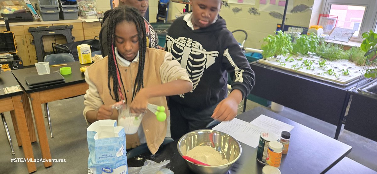 Farm2Table... these 👩🏾‍🌾🧑‍🍳 ❤️'d learning about the many uses of fresh zucchini.  🧑‍🍳👩🏾‍🌾 across the 🏫 prepared over 36 mini loaves of zucchini bread to share with the school community. Nom nom nom. 
#culinaryART #STEAM
<a href="/TerukoDobashi/">Teruko Dobashi</a> 
<a href="/pattoneducator/">Dr. Shelante’ Patton</a> 
<a href="/LisaColbert10/">Mrs.CStemology</a>
<a href="/APSMAJ_Elem/">M.Agnes Jones Elem.</a>