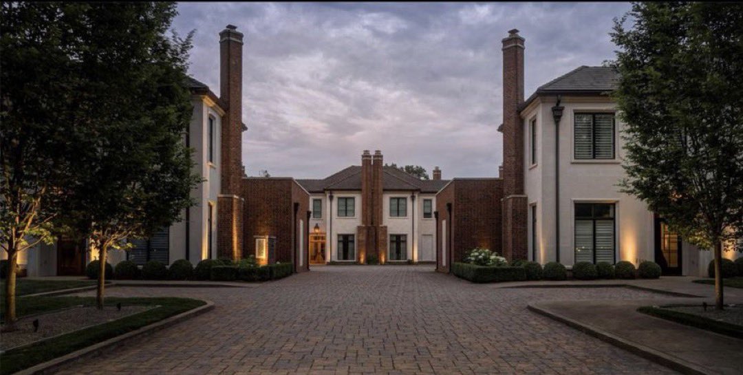 Tesho13's tweet photo. Kenwood Myers Park

7 townhomes. Developed by Jim Gross &amp; designed by Don Duffy https://t.co/yTpiAIeczb