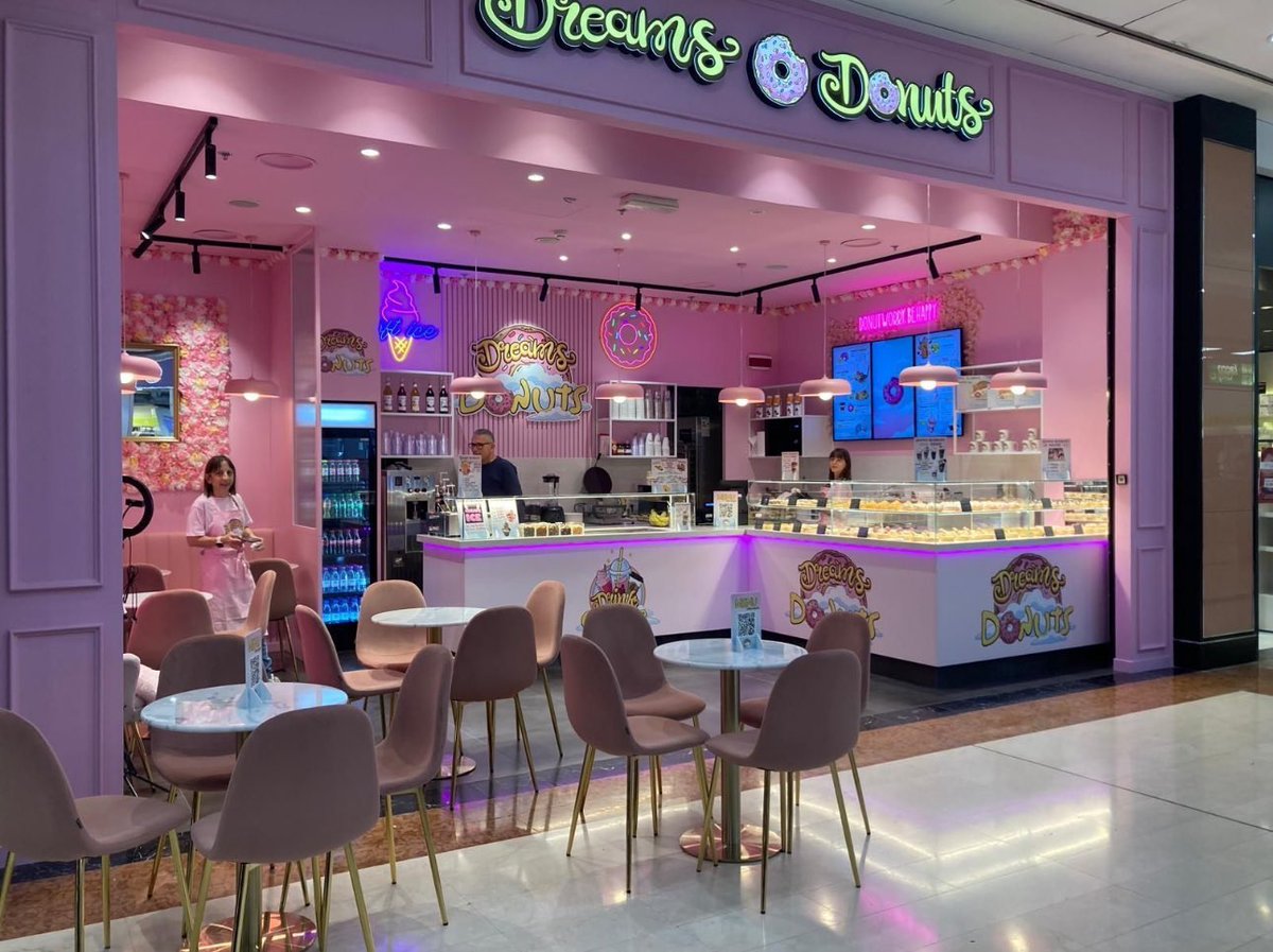 Big news! 🍩 Dreams Donuts Italia opened in Bergamo, breaking records on Day 1!

✅ 4th franchise in Italy this year
✅ Prime spot in a top shopping center

Join their European journey—DM us!