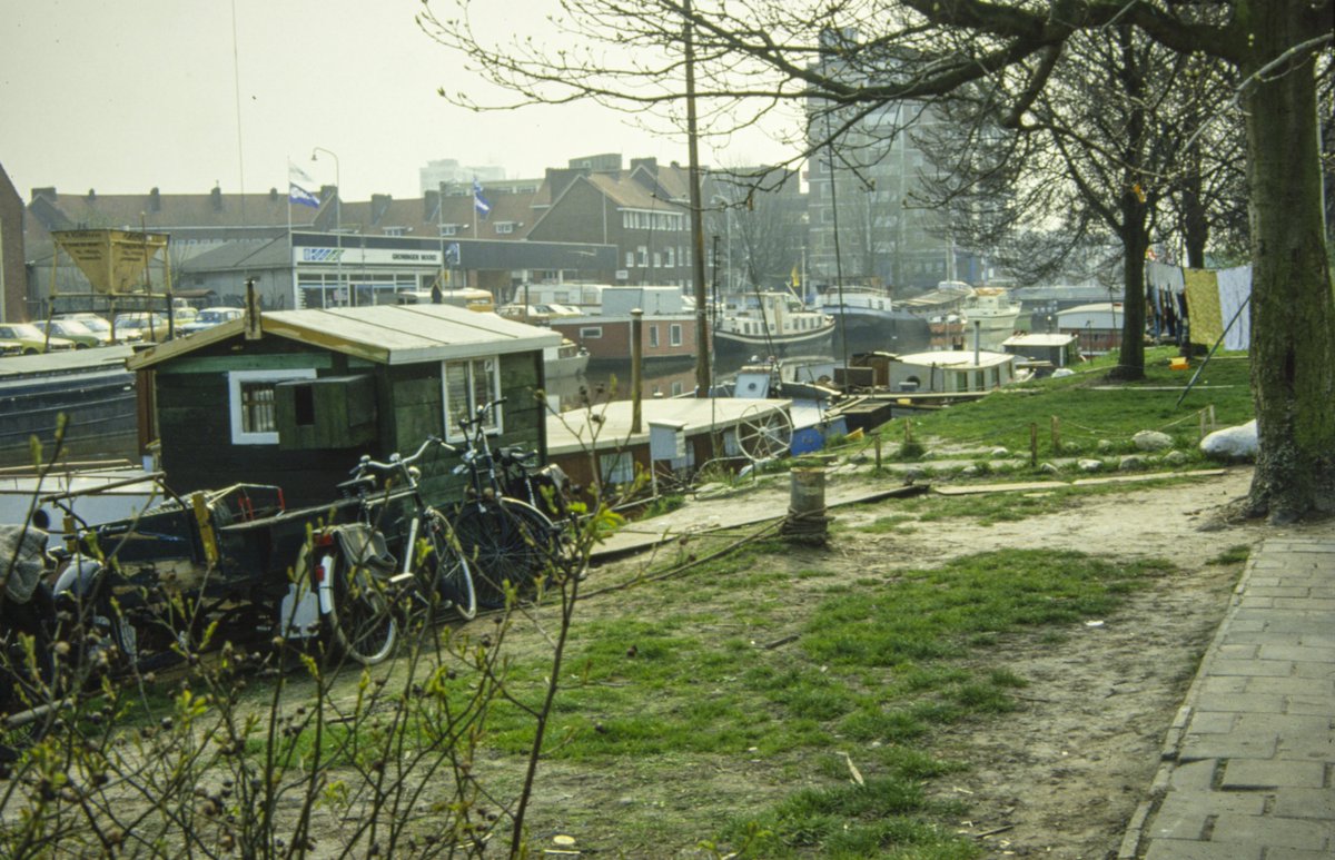 1981 Oosterhamrikkade N.Z. : schuurtje en woonboten met zicht op Wielewaalflat. Nog geen busbaan en aan beide kanten woonboten
#profbuurtoostvantoen