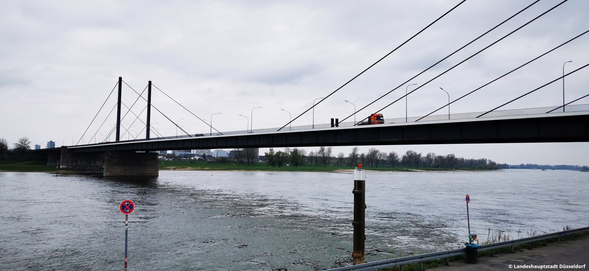 Duesseldorf's tweet image. 🚧Asphaltarbeiten auf der Theodor-Heuss- #Brücke 🚧

📅25.11. - 29.11.
und
📅2.12. - 6.12.

Gearbeitet wird in Richtung Ost von 10 - 16 Uhr, in Richtung West von 6 - 14 Uhr. Während der #Arbeiten muss jeweils eine Spur #gesperrt werden. 

➡️ow.ly/aXUA50UcqGf