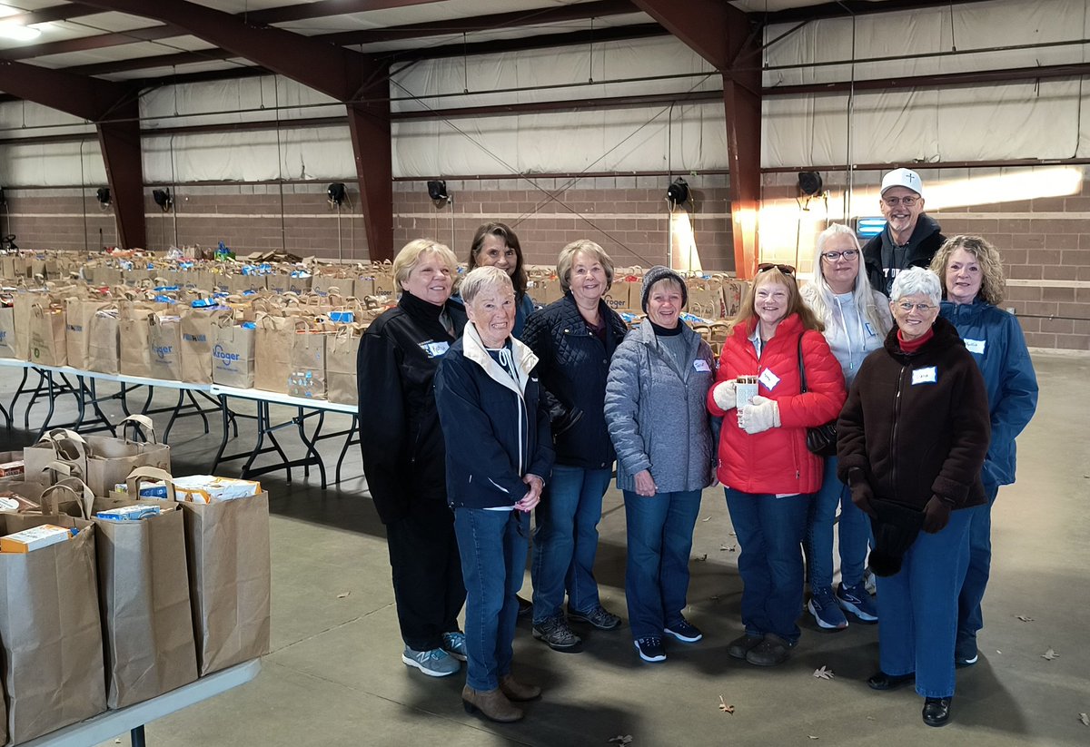 HopeWellCMC's tweet photo. Serving with CCHASM Thanksgiving meal distribution.

#wherehopelives
#thelightatthelight https://t.co/sqMNgPk5ZV