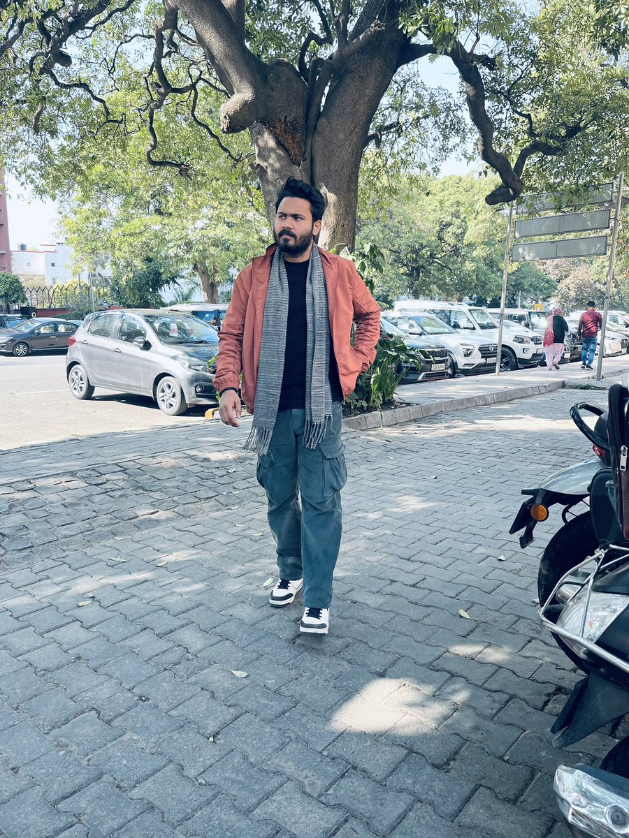 _ashusingh_'s tweet image. “Own the moment, let the vibes speak louder than words. 🌿✨ 

#StreetStyle #CasualChic #UrbanVibes #OOTD #MensFashion #NatureAndCity #StyleGoals #EffortlessLook #LayeredUp”
