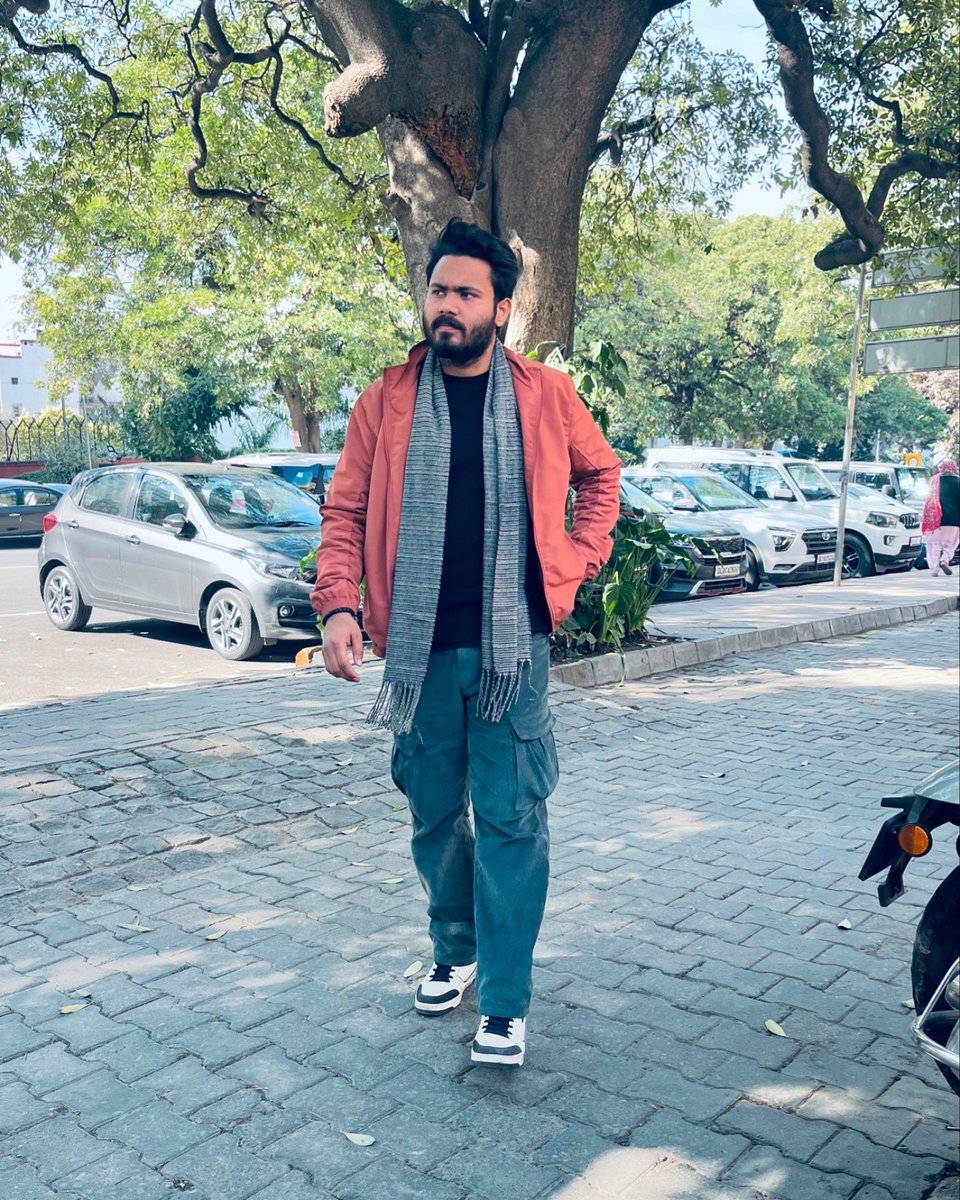 _ashusingh_'s tweet image. “Own the moment, let the vibes speak louder than words. 🌿✨ 

#StreetStyle #CasualChic #UrbanVibes #OOTD #MensFashion #NatureAndCity #StyleGoals #EffortlessLook #LayeredUp”