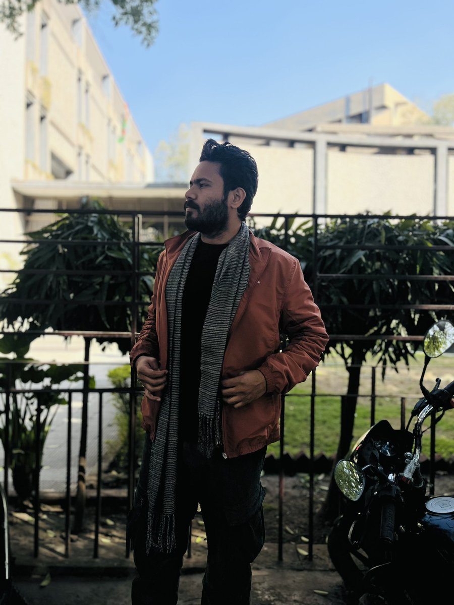 _ashusingh_'s tweet image. “Own the moment, let the vibes speak louder than words. 🌿✨ 

#StreetStyle #CasualChic #UrbanVibes #OOTD #MensFashion #NatureAndCity #StyleGoals #EffortlessLook #LayeredUp”