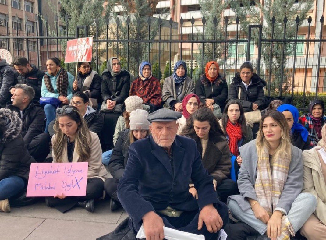 Öğretmenlerimiz paylaşılan bu karede öğrencileri ile 24 Kasım Öğretmenler Gününü kutlamaları gerekiyordu. 
Ülkemizin geleceğine ışık tutacak yetişmiş bireylerimizi maalesef yanlış uygulamalarla heba ediyoruz. 
Sözün bittiği yer…

#öğretmenlergünü