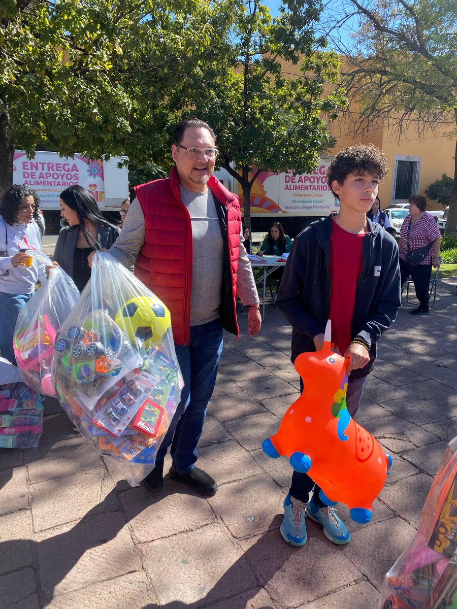 Con gran agrado acudimos junto a la Secretaría del Trabajo a la entrega de juguetes para llevar una sonrisa a los niños de Durango,en apoyo al <a href="/DIF_Durango/">DIF Estatal Durango</a> que liderea nuestra querida <a href="/Marisol_rosso/">Marisol Rosso</a>

Siempre en unidad y trabajo en equipo
<a href="/EVillegasV/">Esteban Villegas V.</a>
<a href="/FFragaH/">Fabio Fraga</a>
#ConciliaciónconValor