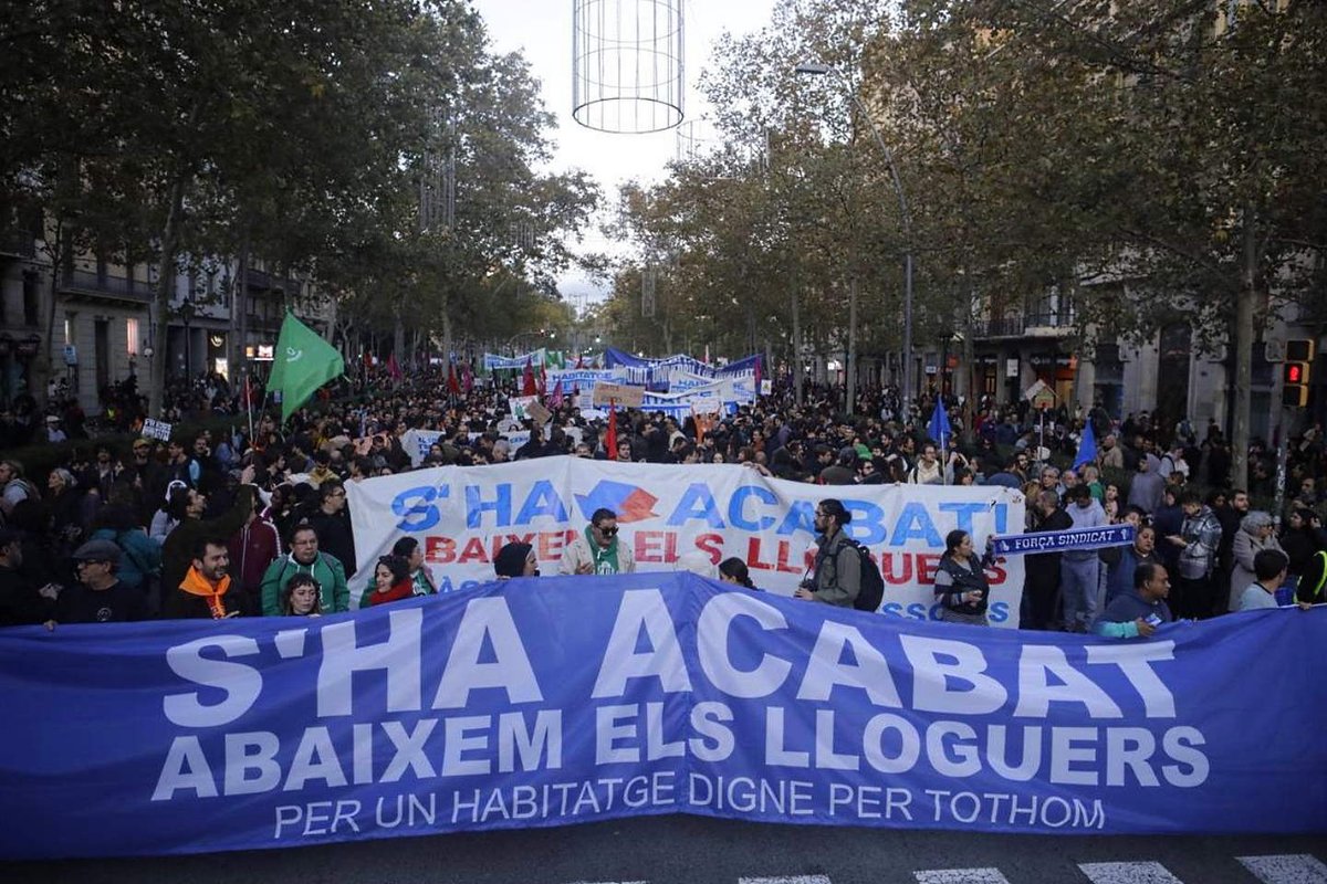 #HABITATGE | Barcelona viu la manifestació per l'habitatge més important de la seva història recent directa.cat/barcelona-viu-… L'organització xifra en 170.000 les participants. 📷 <a href="/_ittos_/">Victor Serri</a>