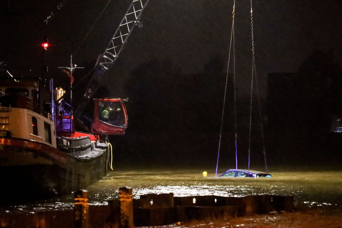 Auto geborgen uit Van Harinxmakanaal bij Lorentzkade in Leeuwarden