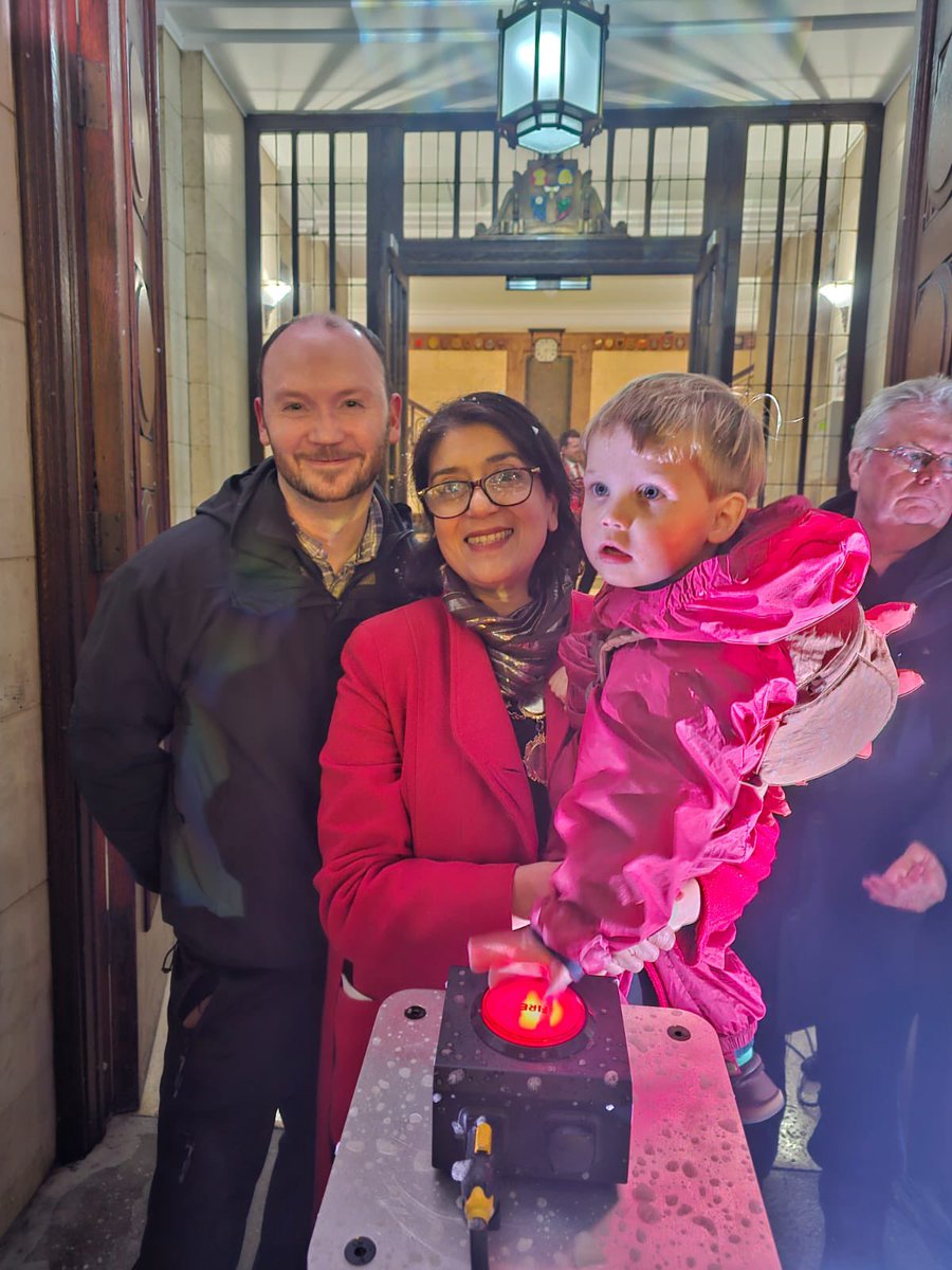 lutoncouncil's tweet photo. And our Christmas lights are on! 🎄

Thanks to everyone who braved the rain tonight - the town centre was buzzing from The Hat Factory to the Town Hall. 

Great start to the festive season with plenty more to come!✨ https://t.co/sU3cYzLnYR
