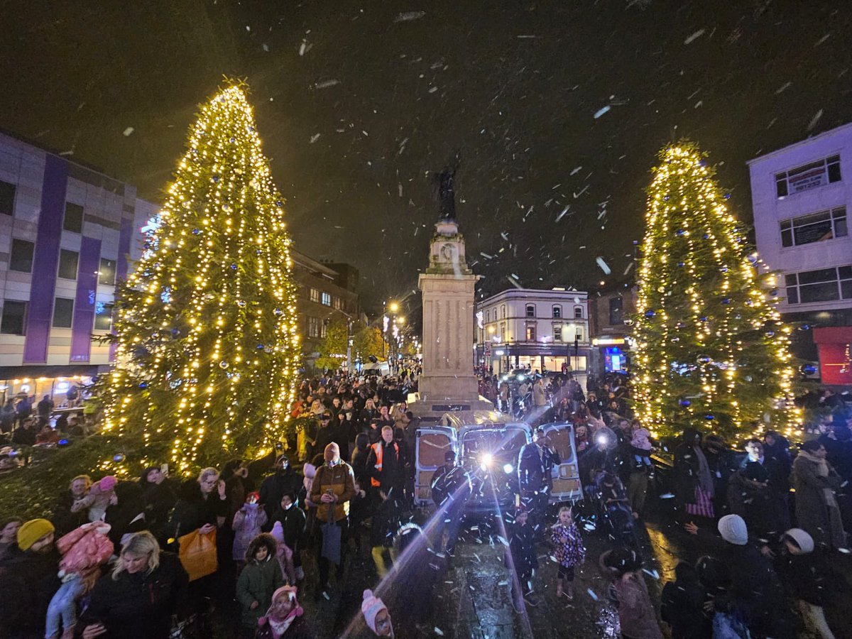 lutoncouncil's tweet photo. And our Christmas lights are on! 🎄

Thanks to everyone who braved the rain tonight - the town centre was buzzing from The Hat Factory to the Town Hall. 

Great start to the festive season with plenty more to come!✨ https://t.co/sU3cYzLnYR