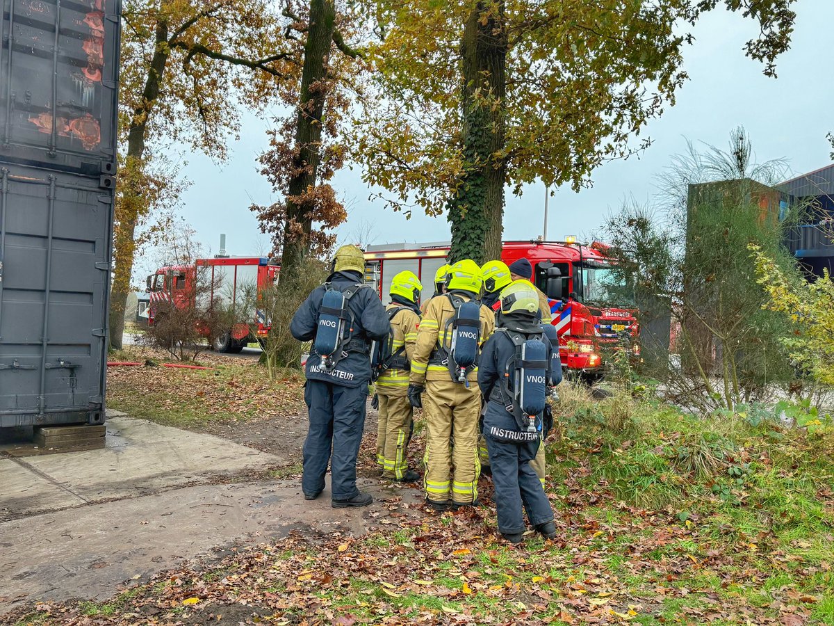 Jeroen_vRossum's tweet photo. Vandaag een 🥶 dagje instructie op Troned. Dus gewapend met muts en balaclava.
Bijna de laatste versie van dit jaar. Zelf veel mogen leren en ook collega’s veel mogen leren. Mooi vak.. 🔥
#brandweer #VNOG #instructeur https://t.co/EqOKxkPlPc