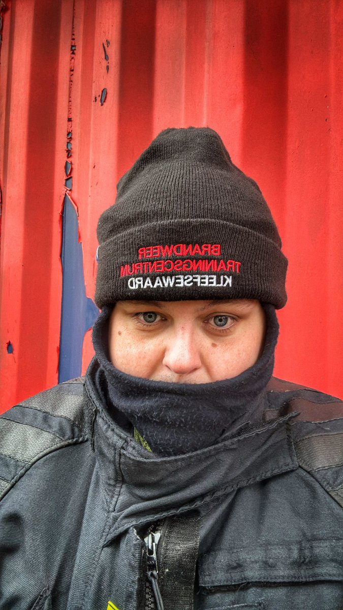 Jeroen_vRossum's tweet photo. Vandaag een 🥶 dagje instructie op Troned. Dus gewapend met muts en balaclava.
Bijna de laatste versie van dit jaar. Zelf veel mogen leren en ook collega’s veel mogen leren. Mooi vak.. 🔥
#brandweer #VNOG #instructeur https://t.co/EqOKxkPlPc