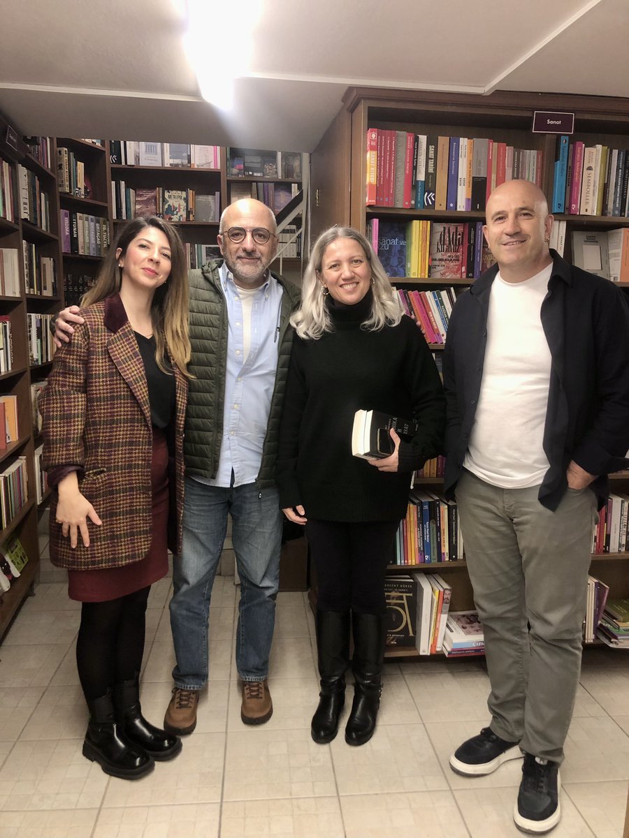 Hep derim ki “Şiir seviyorum, şair değil.” :) 

Metniyle ölçüşen yazar tanımak nadirdir. Hikmet Hükümenoğlu böyle bir romancı oldu. Sevinç, bu metin-yazar uyumuna aittir bugün. 

<a href="/hikmeth/">Hikmet Hukumenoglu</a> 
<a href="/leventsalici/">H.Levent Salıcı</a>