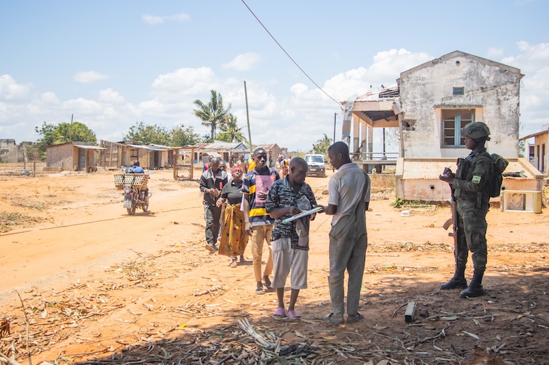 The Joint Task Force Commander of the Rwanda Security Forces (RSF), Maj Gen Emmy K. Ruvusha and the Chief of General Staff (CGS) of the Mozambique Armed Forces (FADM), Admiral Joaquim Mangrasse visited Mucojo Coastal Town in Cabo Delgado. The town, previously a stronghold of