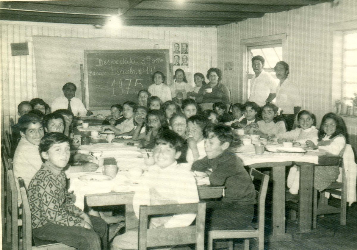 Sin becas, sin psicólogos, sin terapeutas, sin Internet, sin un buen abrigo, y a veces sin desayunar... así se crió la generación que le dió casa, ropa, educación, celular y auto a la generación que hoy se queja por "falta de oportunidades, justicia social y desigualdad".