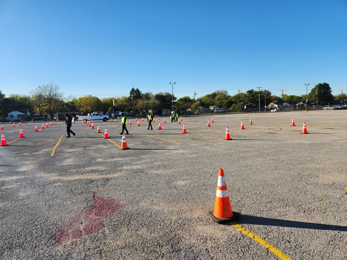 Thankful for our Explorers!🦃 Shout out to UNIDOS for letting us participate today in giving back to the community.🤝 <a href="/DPDUnidos/">DPDUnidos</a> <a href="/DallasPD/">Dallas Police Dept</a>