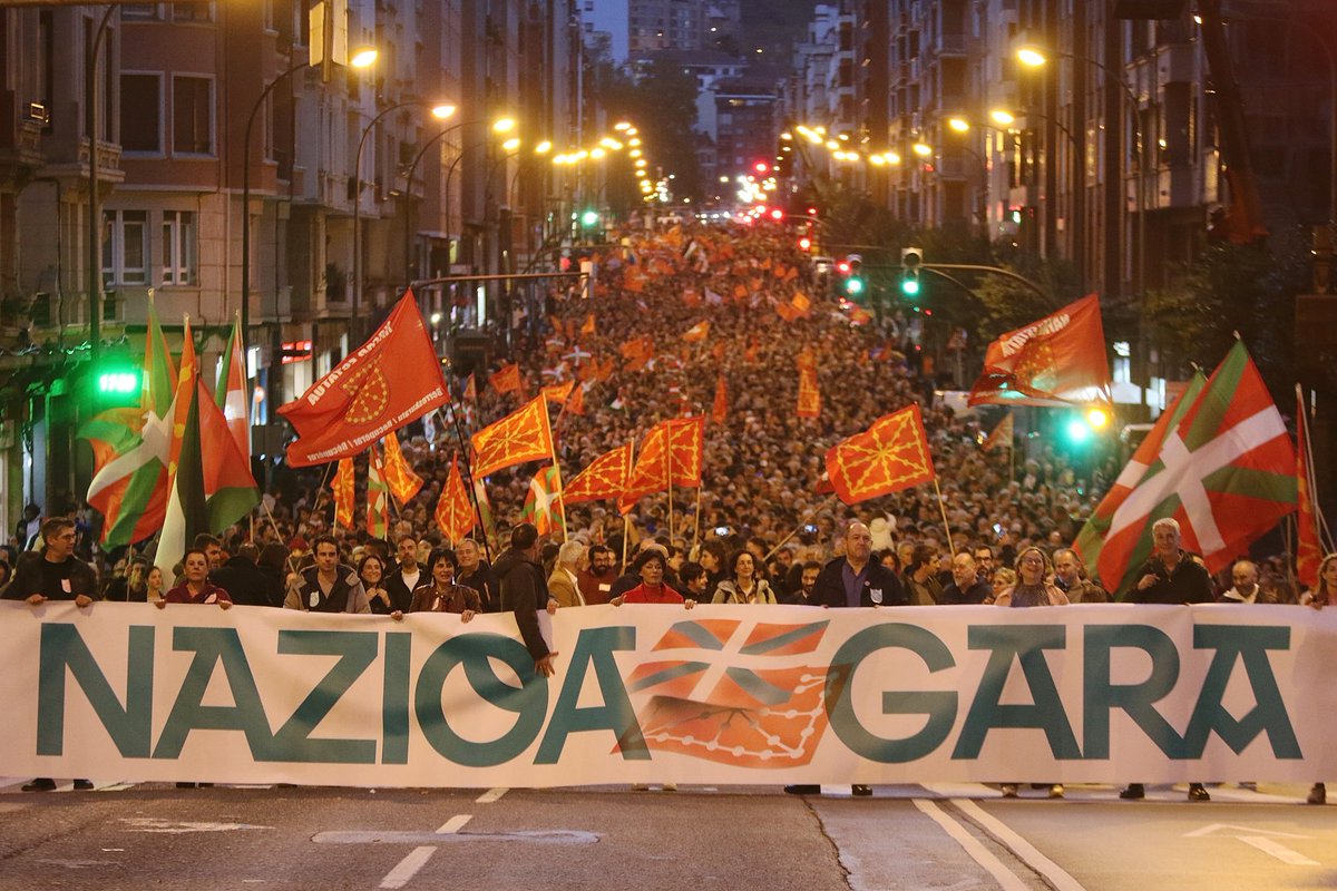 AmaiurEgurrola's tweet photo. Gaurkoan ere Bilboko kaleak hartu ditugu. Nazioa garela erakutsi dugu. 
Ez dago ikusi nahi ez duena baino itsuagorik.

#bateginezindependentziara
#nazioagara https://t.co/PElbU8sEu3