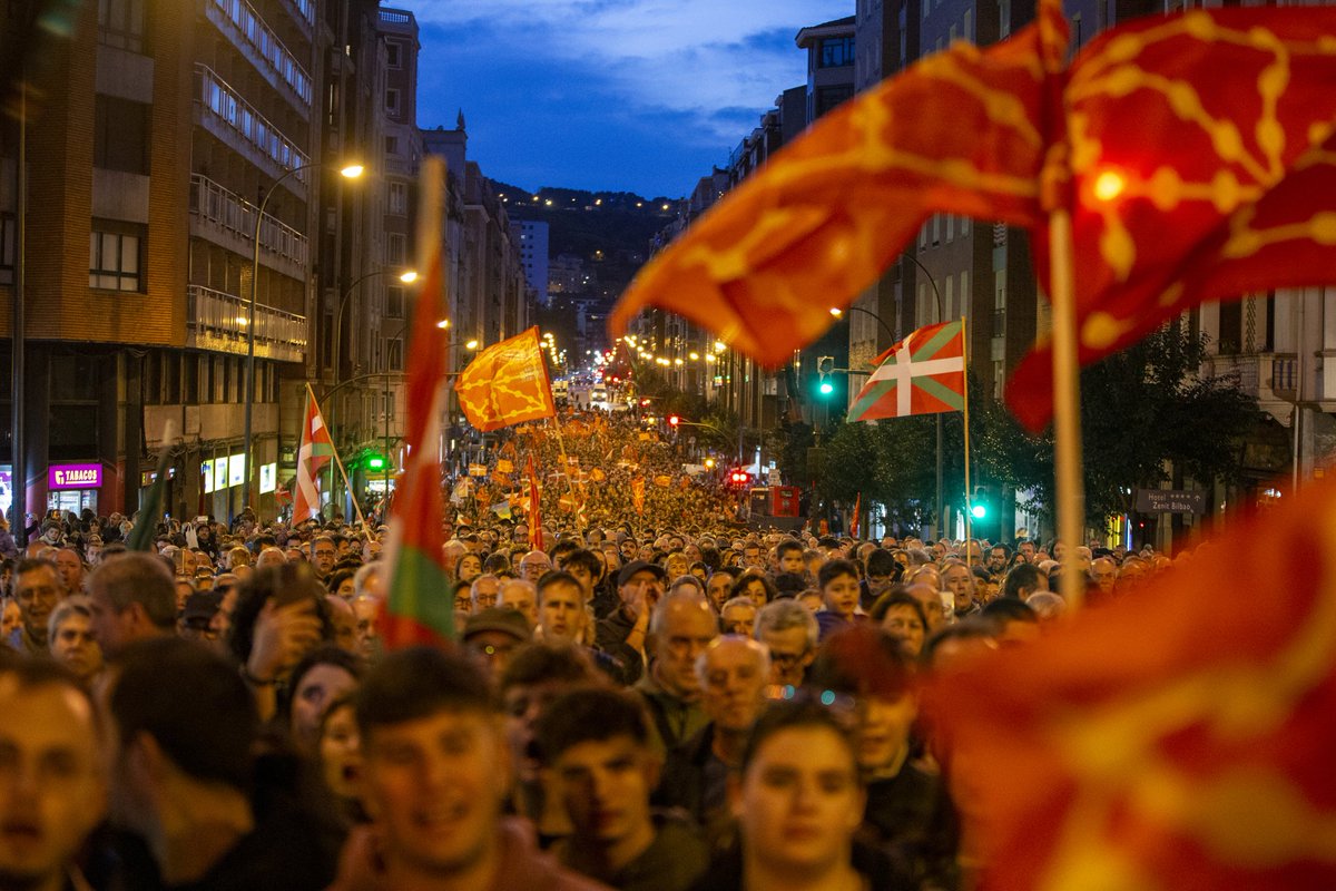 AmaiurEgurrola's tweet photo. Gaurkoan ere Bilboko kaleak hartu ditugu. Nazioa garela erakutsi dugu. 
Ez dago ikusi nahi ez duena baino itsuagorik.

#bateginezindependentziara
#nazioagara https://t.co/PElbU8sEu3