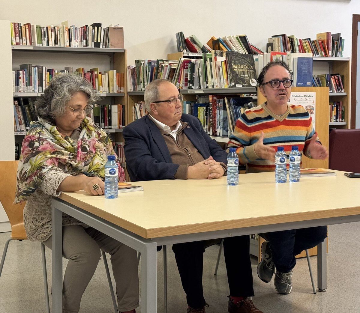 ManelSoleA's tweet photo. Gran dosi d’autoestima i reivindicació lleidatana, la que ens han insuflat l'@Antoni_Gelonch i el @francesccanosa, aquesta tarda a la #BibliotecaMunicipal #FerranSaez de l'@AjGranjaEscarp, amb la presentació de la revista #Horitzons.
Un luxe!!
Amb la @Jesskeyring i @martaalos. https://t.co/IBsDbWvnee