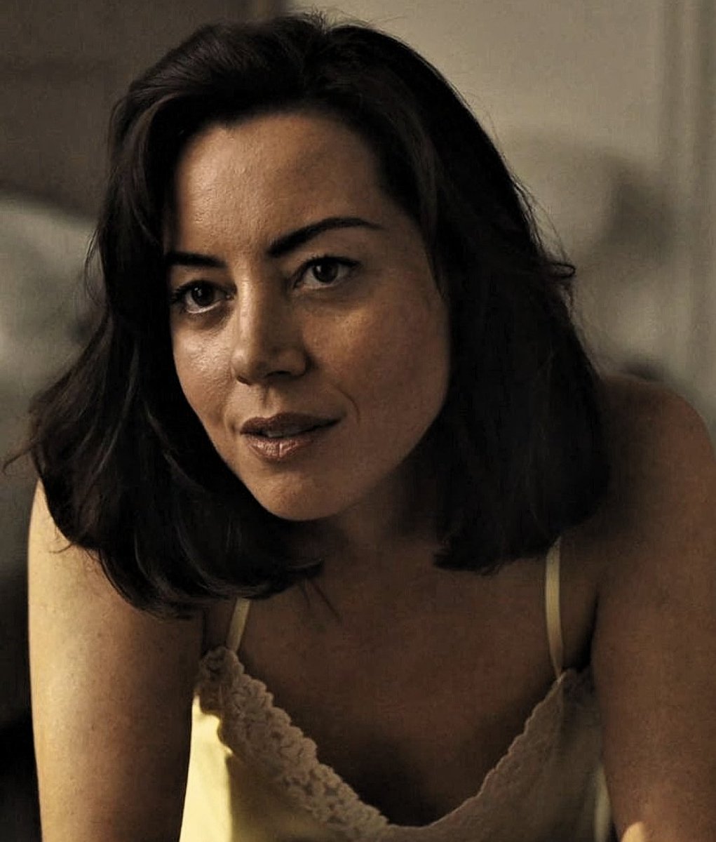 у злой и страшной ведьмы выдался не самый лучший день – настолько, что она вспомнила про существование у себя сердца. планы на остаток вечера: объятия и утешения.

не так я думала провести время, но не жалуюсь. надо ловить момент, пока она не вспомнила, что изображает ненависть.