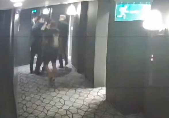 xcjlsj's tweet photo. El llamado que hicieron desde el hotel CasaSur diciendo que estaba violento y agresivo, cuando claramente Liam Payne convulsionó y después lo llevaban así desmayado sin ningún tipo de asistencia ES PURA RESPONSABILIDAD DEL HOTEL. También dijieron que no funcionaba las cámaras y resultó ser que si? Algo no cuadra en todo lo que dijieron.