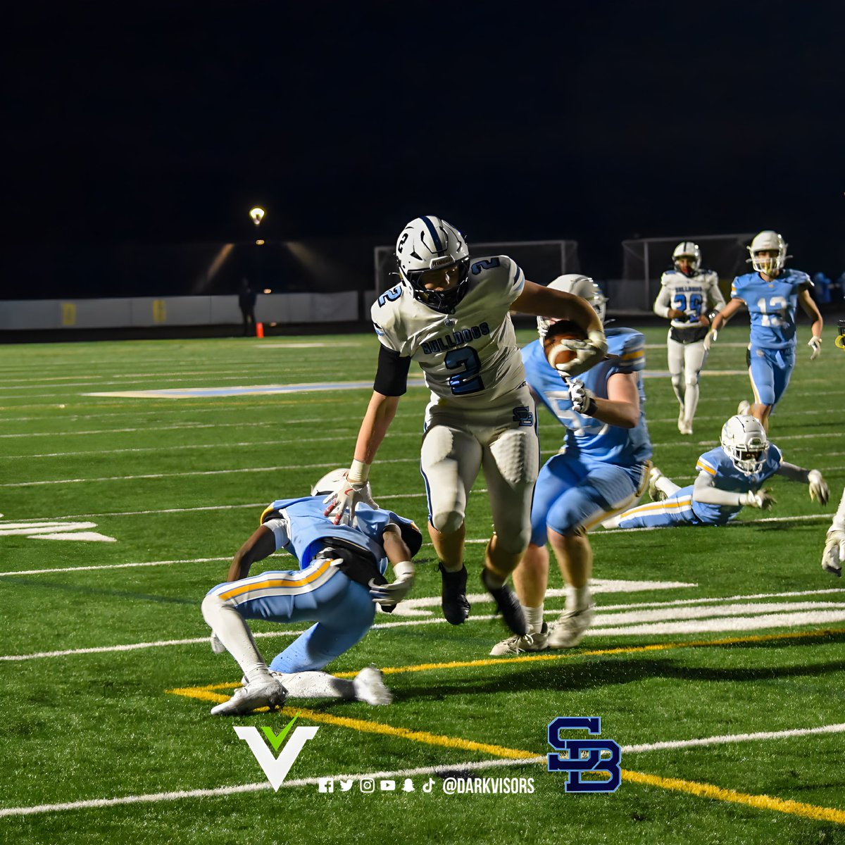 DarkVisors's tweet photo. @joeyjohnson238 tossing defenders on his way to the EndZone.  

#latepost #playoffsrd1 #football #playofffootball #highschoolsports #photograghy https://t.co/PxNfn40b4p