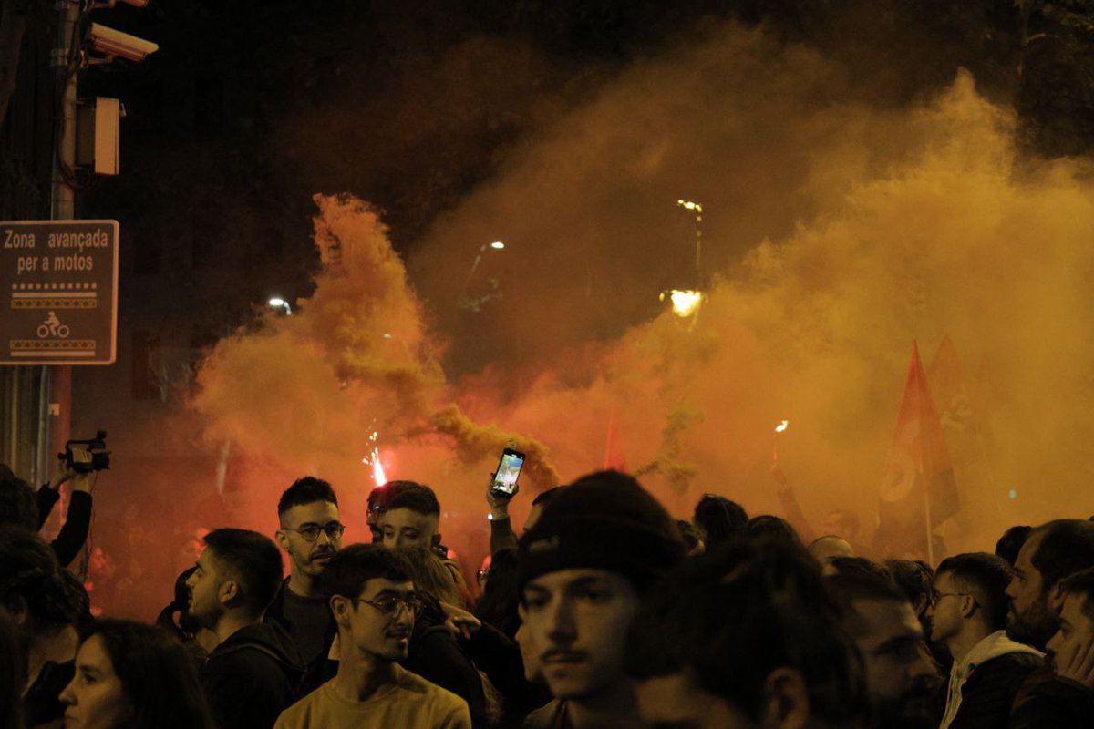 🚩 170.000 persones a Barcelona per dir que #ShaAcabat els seus beneficis per sobre de les nostres vides.   

Si volem que l'habitatge sigui un dret ha de sortir del mercat. Està a les nostres mans acabar amb aquesta estafa.