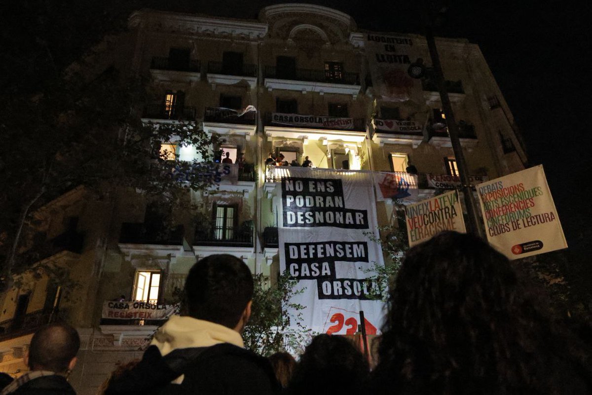 Endavant_OSAN's tweet photo. 🚩 170.000 persones a Barcelona per dir que #ShaAcabat els seus beneficis per sobre de les nostres vides.   

Si volem que l'habitatge sigui un dret ha de sortir del mercat. Està a les nostres mans acabar amb aquesta estafa. https://t.co/2tIW6MP1cc
