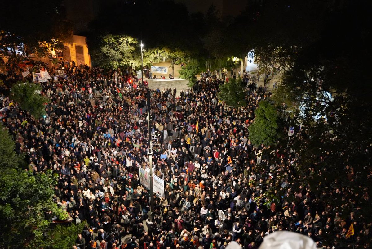 Endavant_OSAN's tweet photo. 🚩 170.000 persones a Barcelona per dir que #ShaAcabat els seus beneficis per sobre de les nostres vides.   

Si volem que l'habitatge sigui un dret ha de sortir del mercat. Està a les nostres mans acabar amb aquesta estafa. https://t.co/2tIW6MP1cc